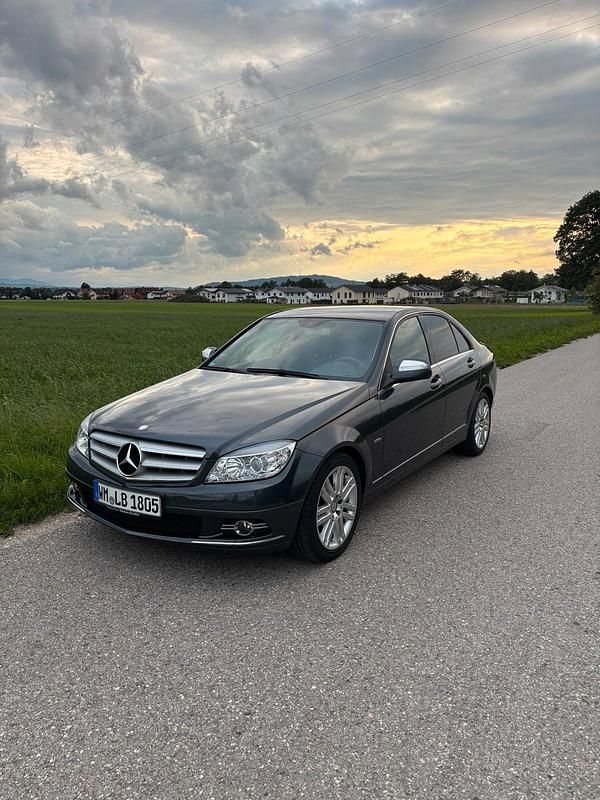 Grau Gebraucht 2008 Mercedes C200 Limousine | 10.999 € (Etwas zu teuer) - Bild 1/4