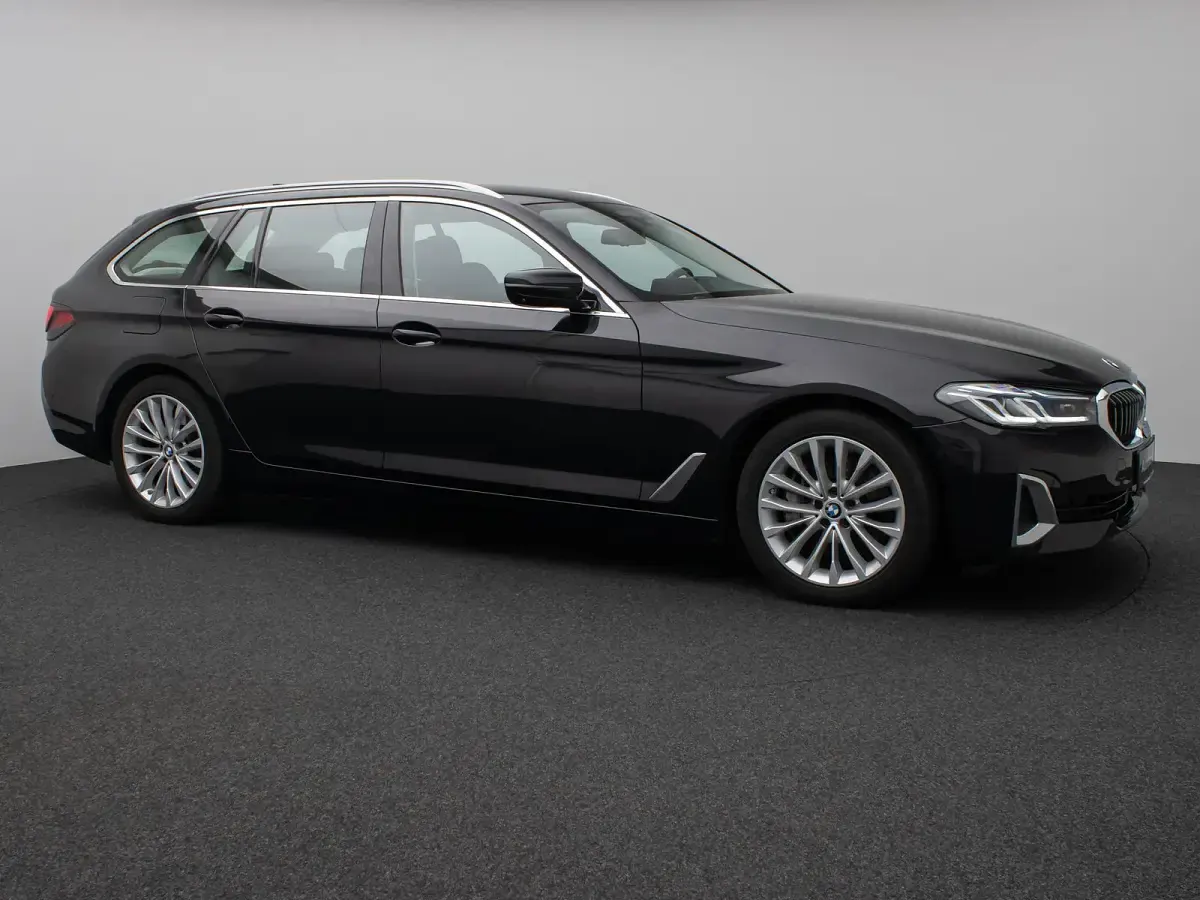 Gebraucht BMW 540 Luxury Line 340 PS (250 kW) 2023 Saphirschwarz metallic475schwarz Limousine