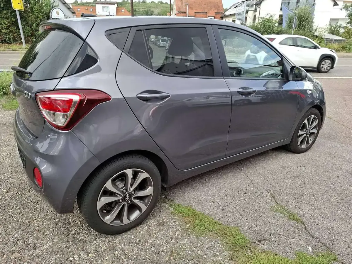 Gebraucht Hyundai i10 YES! 87 PS (63 kW) 2017 Star dust / met Kleinwagen