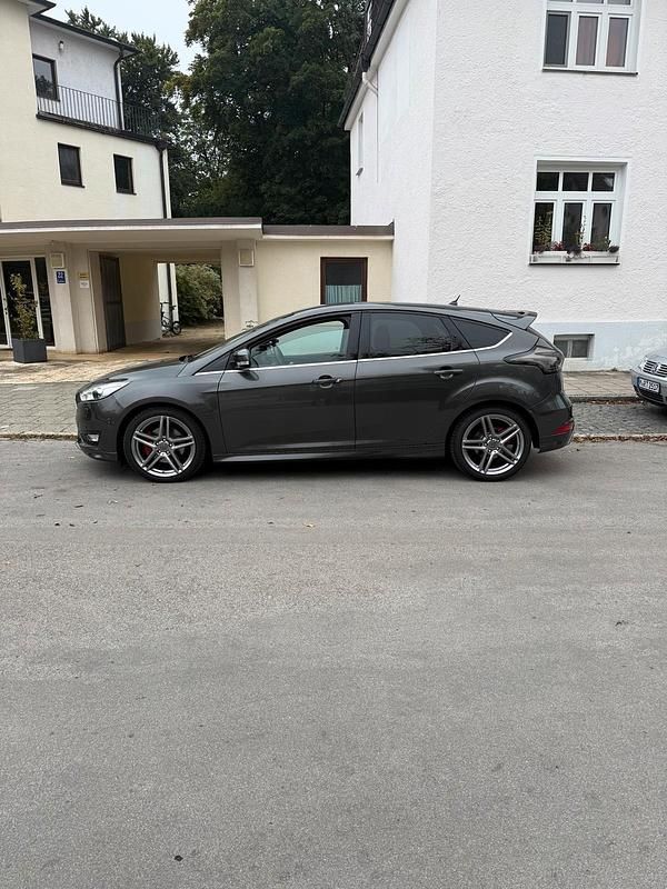 Grau Gebraucht 2015 Ford Focus Titanium Limousine | 11.090 € (Fairer Preis) - Bild 1/4