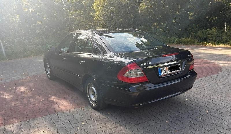 Schwarz Gebraucht 2006 Mercedes E220 Classic Limousine | 2.100 € (Superpreis) - Bild 1/4