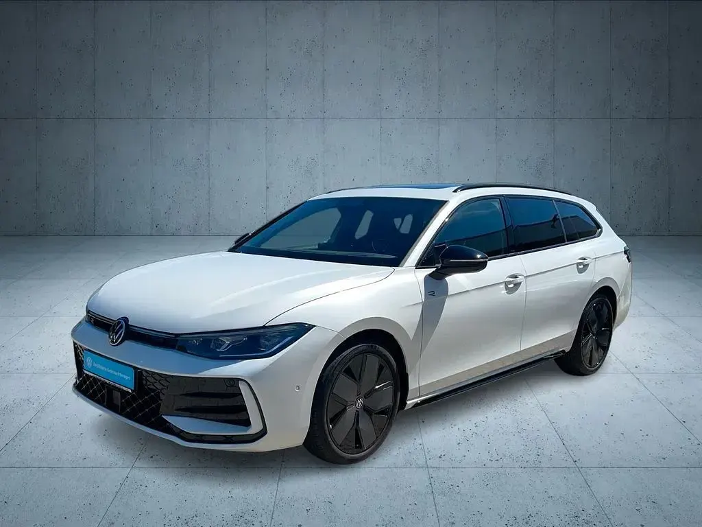 Gebraucht VW Passat R-line 150 PS (110 kW) 2024 Oryxweiß perlmutteffekt Kombi