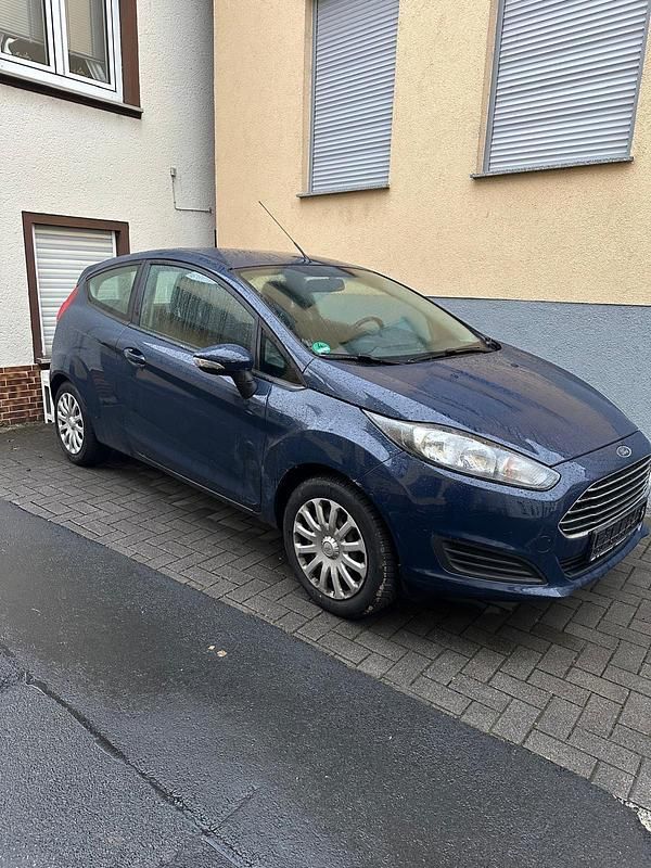 Blau Gebraucht 2014 Ford Fiesta Kleinwagen | 3.900 € - Bild 1/4