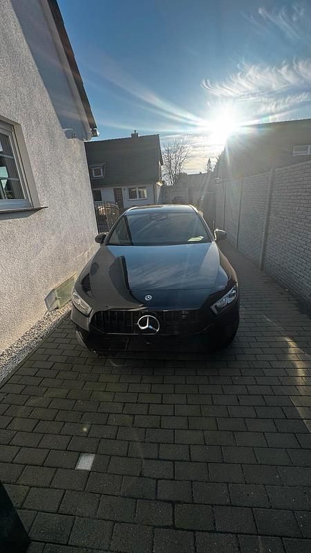 Schwarz Gebraucht 2020 Mercedes A200 Kleinwagen | 23.999 € (Fairer Preis) - Bild 1/4