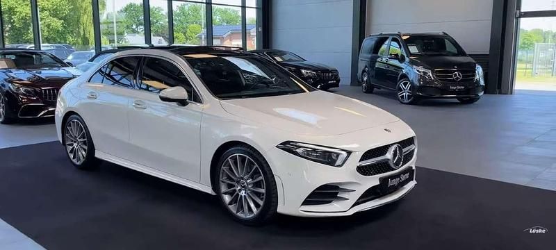 Weiß Gebraucht 2019 Mercedes A250 AMG line Limousine | 28.900 € (Etwas zu teuer) - Bild 1/4