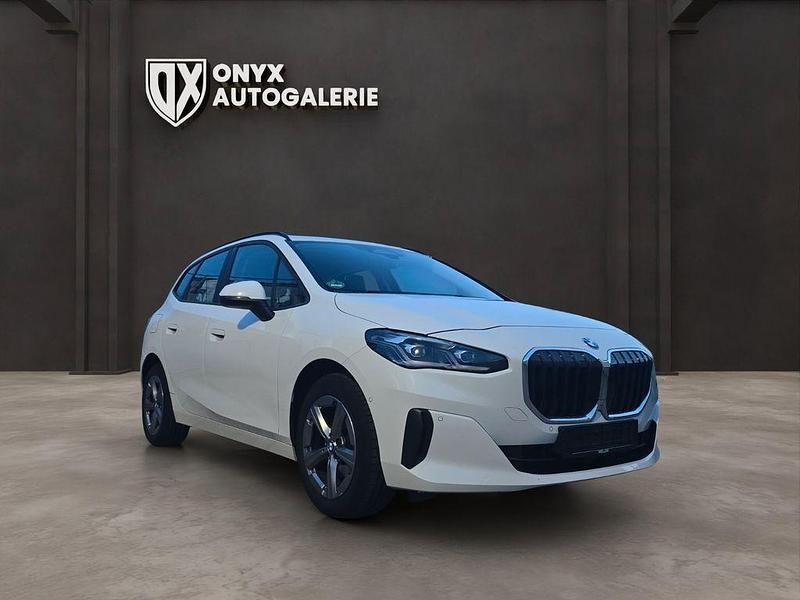 Weiß Gebraucht 2022 BMW 218 Active Tourer Performance Van / Kleinbus | 19.900 € (Guter Preis) - Bild 1/4