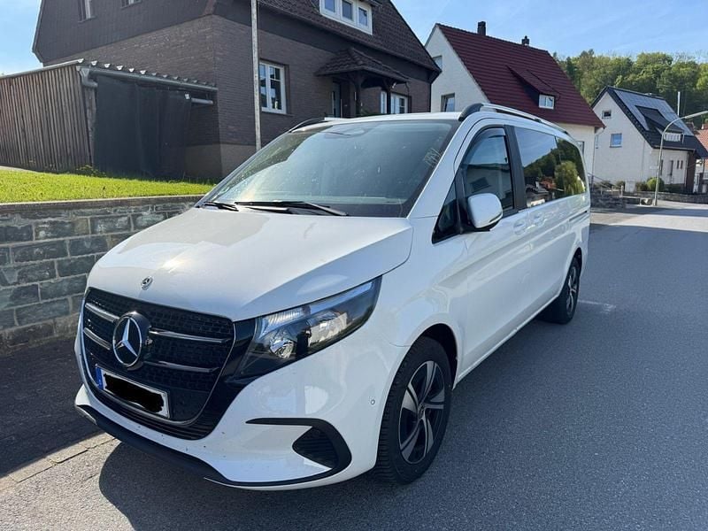 Weiß Gebraucht 2025 Mercedes V220 Style Van / Kleinbus | 56.900 € (Etwas zu teuer) - Bild 1/4