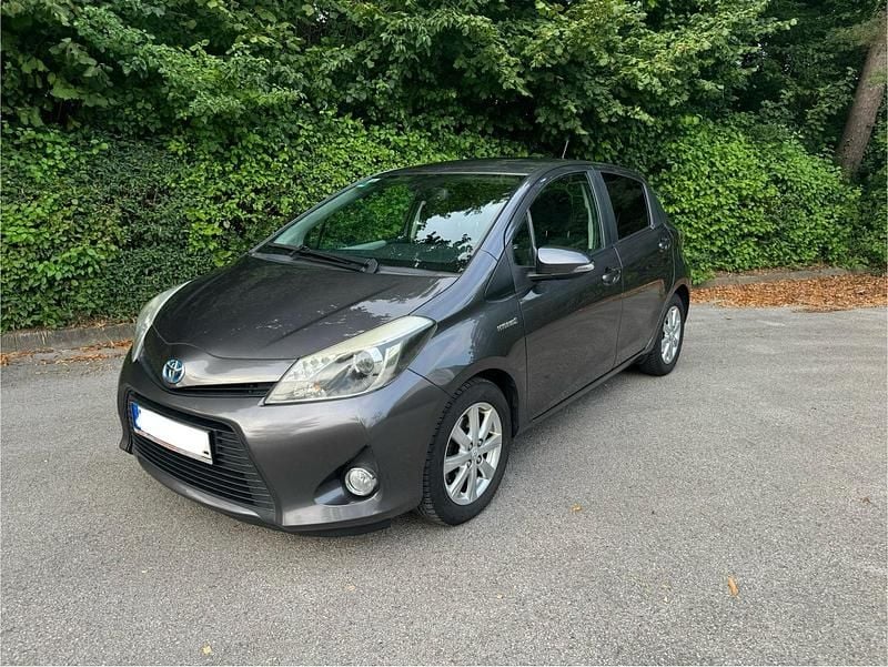 Grau Gebraucht 2014 Toyota Yaris Hybrid Limousine | 9.750 € (Teuer) - Bild 1/4