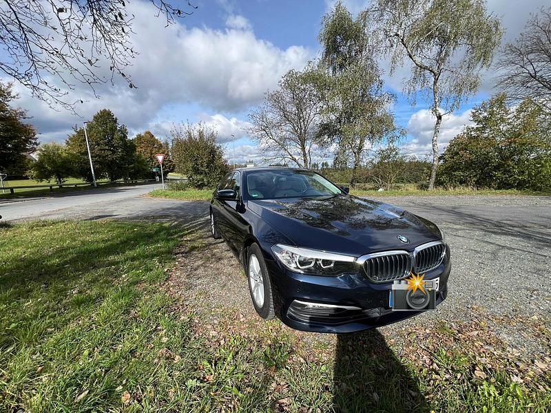 Blau Gebraucht 2019 BMW 520 Limousine | 22.100 € (Fairer Preis) - Bild 1/4