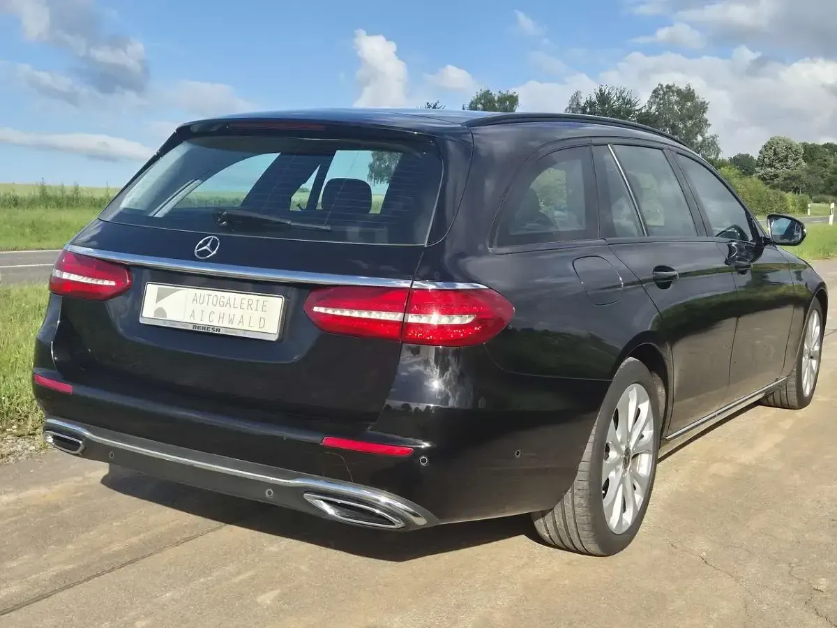 Gebraucht Mercedes E220 Avantgarde 194 PS (142 kW) 2017 Obsidianschwarz  metalliclack Kombi