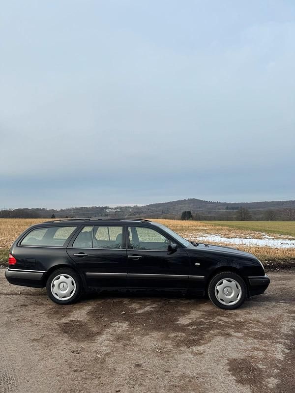 Gebraucht Mercedes E320 225 PS (165 kW) 1998 Schwarz Kombi