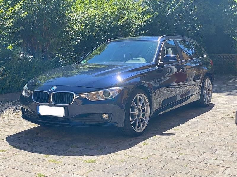 Blau Gebraucht 2014 BMW 320 Kombi | 11.290 € (Fairer Preis) - Bild 1/4