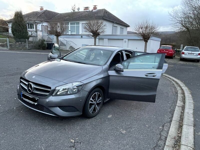 Grau Gebraucht 2015 Mercedes A180 Style Limousine | 10.750 € (Guter Preis) - Bild 1/4