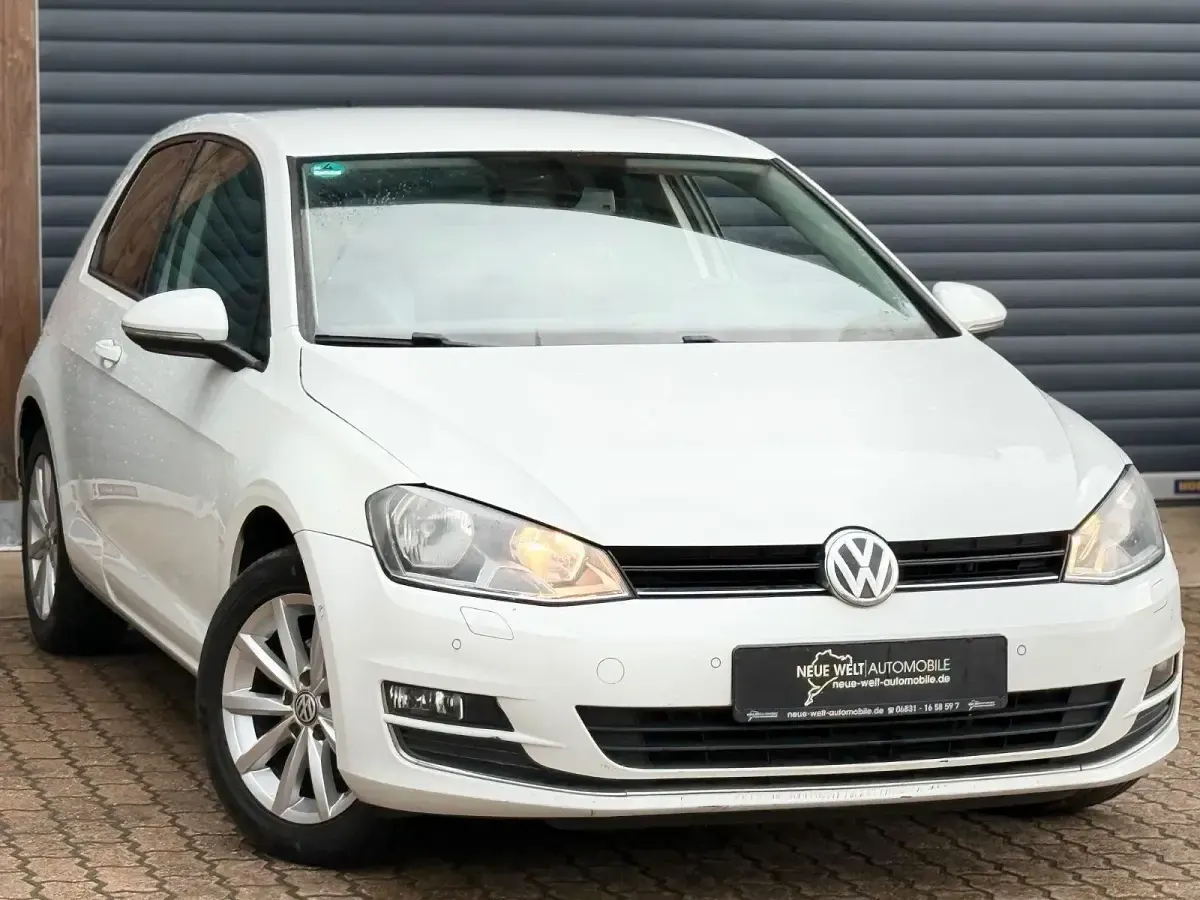 Gebraucht VW Golf VII LOUNGE 110 PS (80 kW) 2015 Weiß Limousine