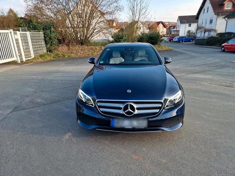 Blau Gebraucht 2018 Mercedes E220 Limousine | 25.000 € - Bild 1/4