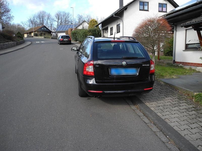 Gebraucht Skoda Octavia 122 PS (89 kW) 2010 Schwarz Kombi