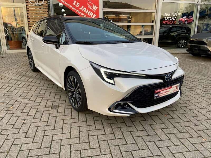 Platinum weiß perleffekt Neu 2024 Toyota Corolla Kombi | 28.950 € - Bild 1/4