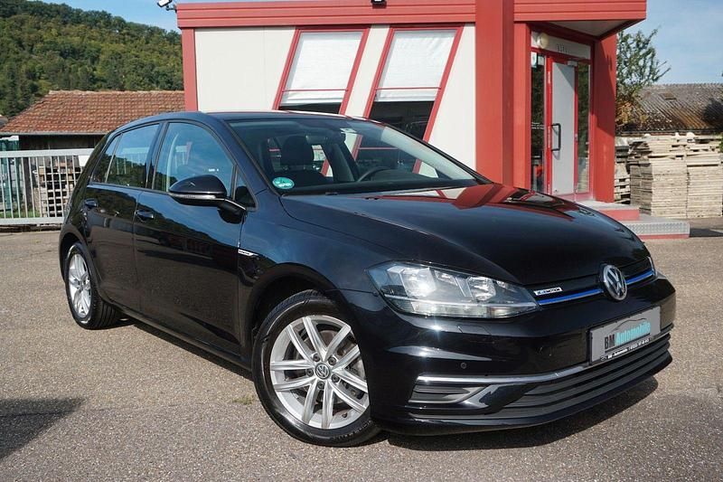 Schwarz Gebraucht 2017 VW Golf VII Comfortline Kleinwagen | 8.950 € (Guter Preis) - Bild 1/4