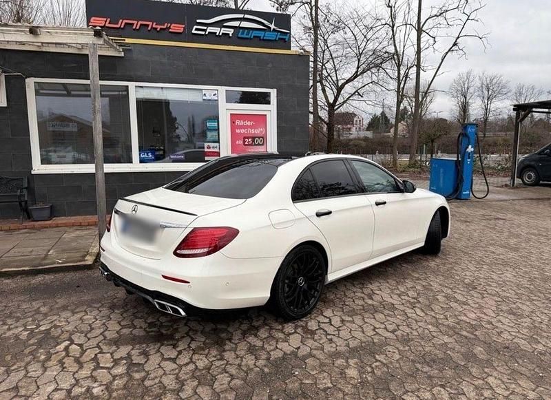 Gebraucht Mercedes E220 AMG 194 PS (142 kW) 2016 Weiß Limousine