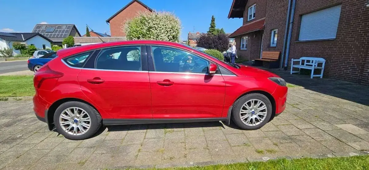 Gebraucht Ford Focus Ambiente 105 PS (77 kW) 2011 Rot Limousine