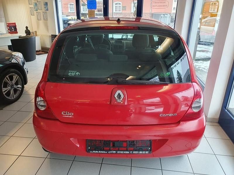 Używany Renault Clio II 58 KM (42 kW) 2011 Czerwony Sedan/Limuzyna
