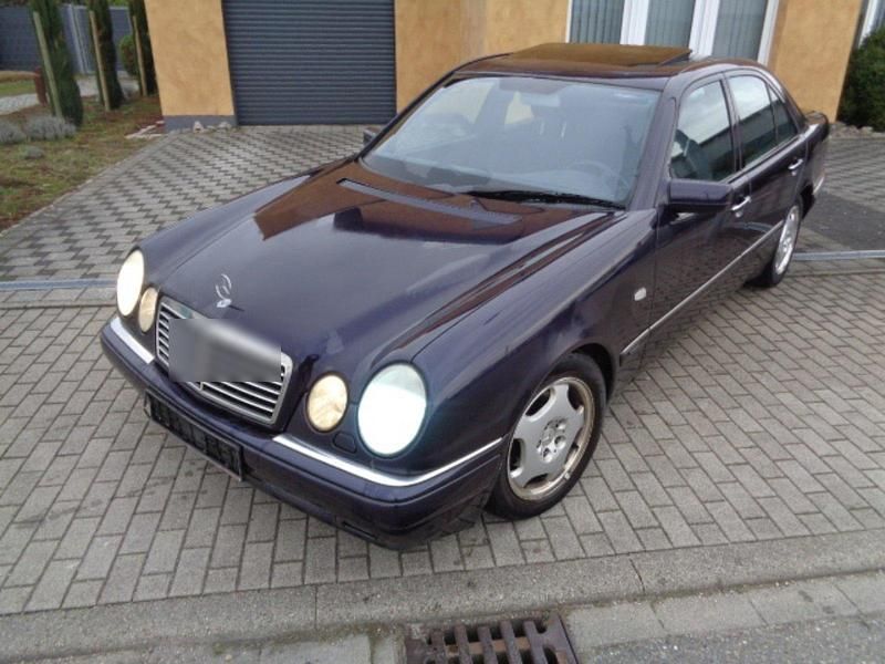 Schwarz Gebraucht 1997 Mercedes E290 Avantgarde Limousine | 4.000 € - Bild 1/4