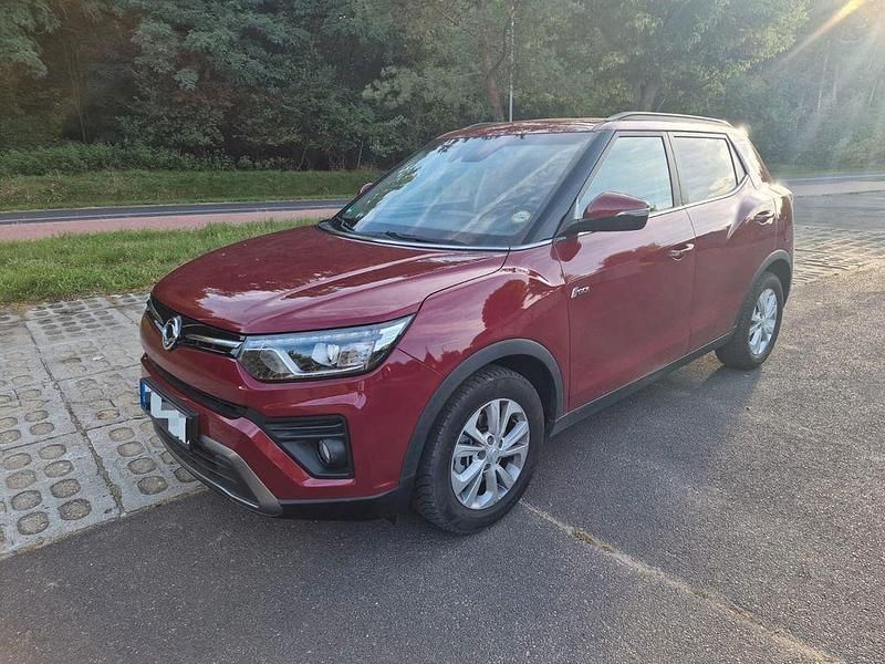 Rot Gebraucht 2019 Ssangyong (KGM) Tivoli Sapphire SUV | 11.300 € - Bild 1/4