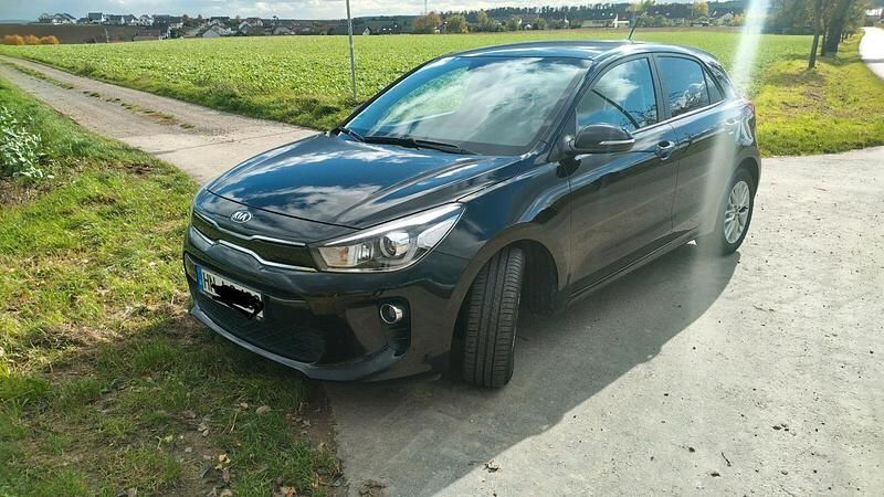 Schwarz Gebraucht 2019 Kia Rio DREAM-TEAM Edition Limousine | 10.200 € (Guter Preis) - Bild 1/4