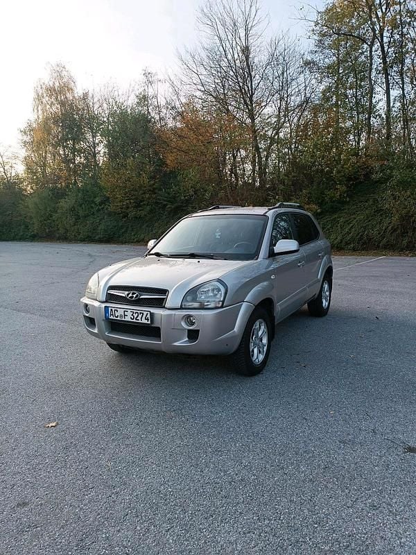 Grau Gebraucht 2008 Hyundai Tucson SUV | 3.600 € - Bild 1/4