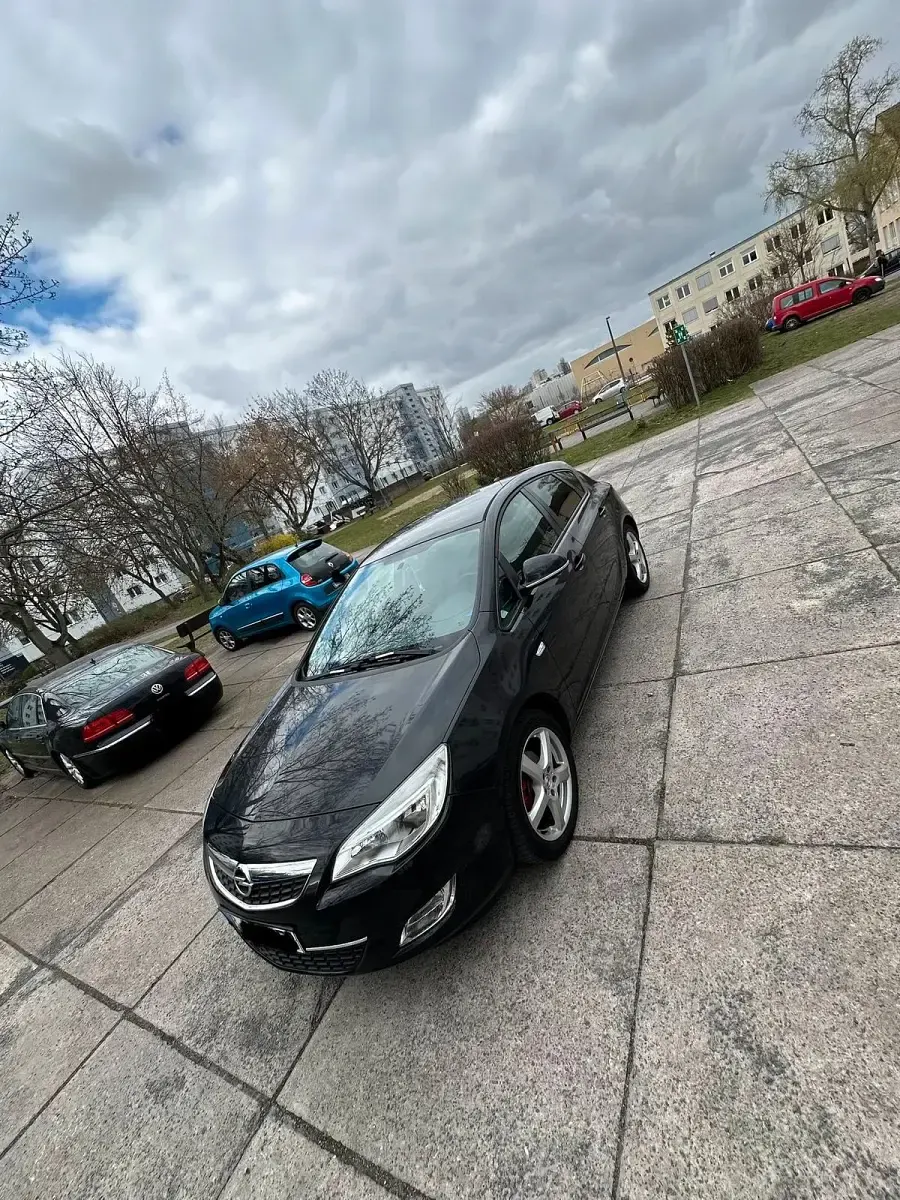 Gebraucht Opel Astra 85 PS (62 kW) 2011 Schwarz Limousine
