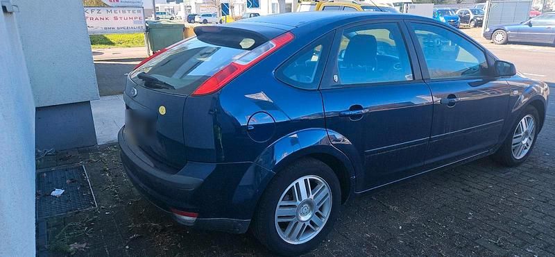 Gebraucht Ford Focus Ghia 101 PS (74 kW) 2005 Blau Limousine