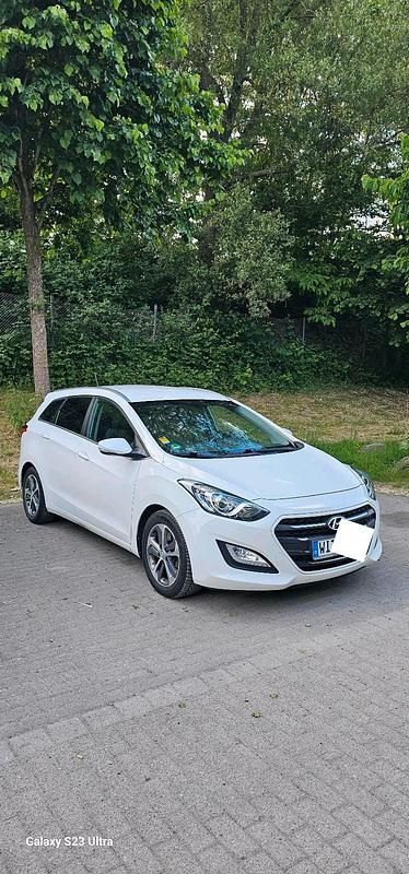 Weiß Gebraucht 2016 Hyundai i30 Kombi | 7.990 € (Fairer Preis) - Bild 1/4