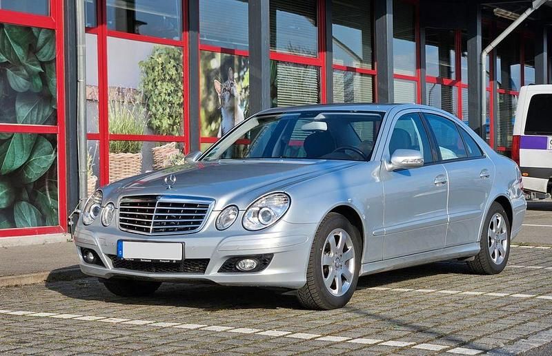Gebraucht Mercedes E200 Classic 184 PS (135 kW) 2008 Silber Limousine