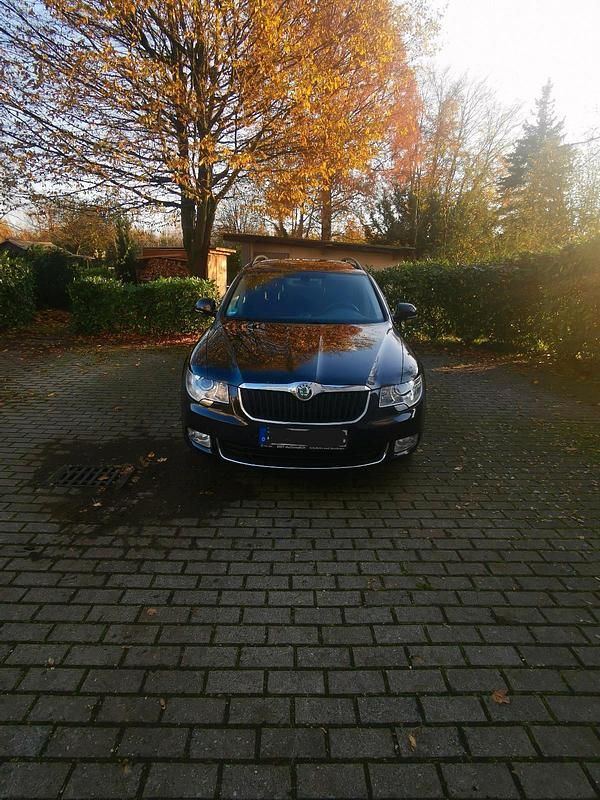 Gebraucht Skoda Superb 140 PS (102 kW) 2012 Schwarz Kombi