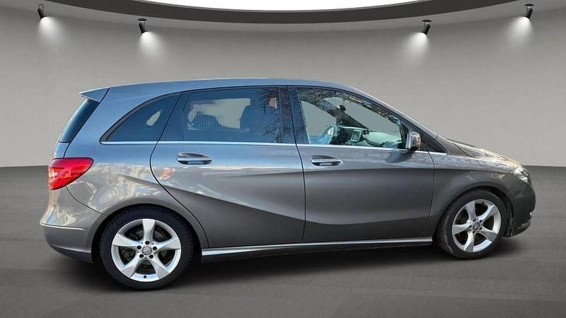 Gebraucht Mercedes B180 122 PS (89 kW) 2013 Grau Van / Kleinbus