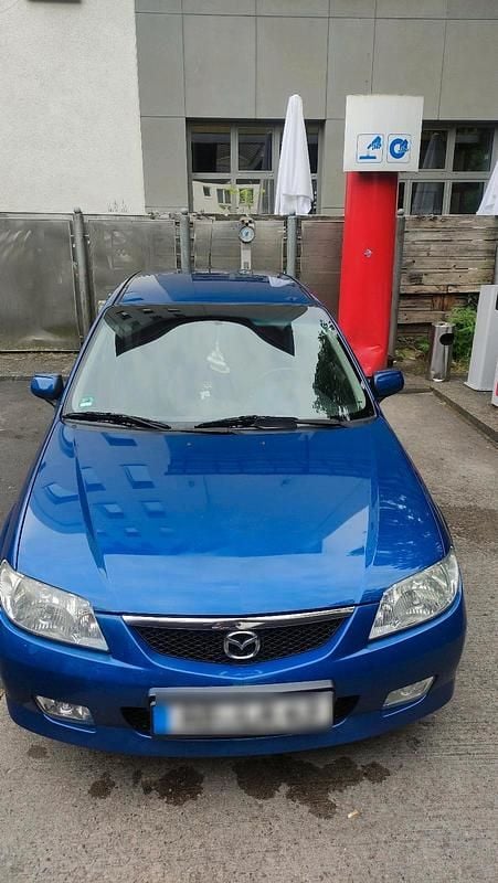 Second-hand Mazda 323F Inclusive 2001 Albastru Berlinǎ