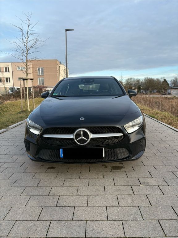 Schwarz Gebraucht 2020 Mercedes A180 Business Limousine | 18.500 € (Fairer Preis) - Bild 1/4