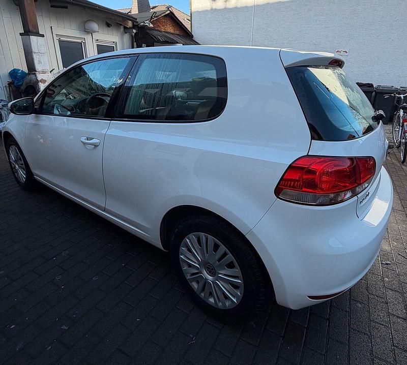Gebraucht VW Golf VI 86 PS (63 kW) 2011 Weiß Kleinwagen
