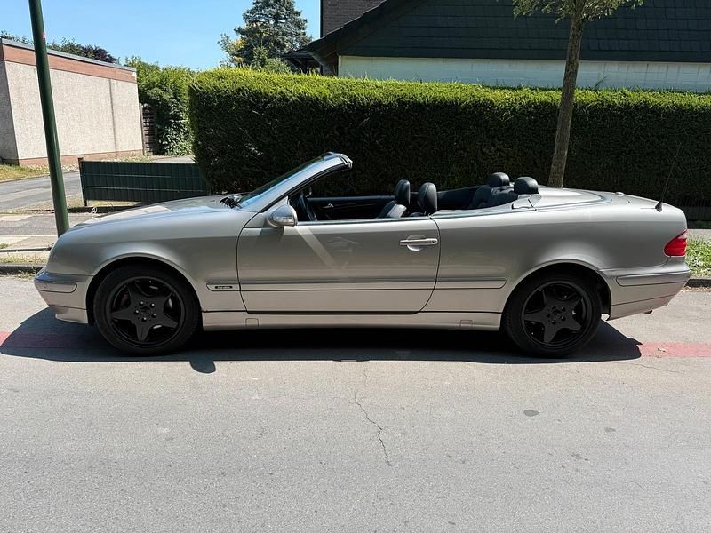 Silber Gebraucht 2003 Mercedes CLK230 Avantgarde Cabrio | 4.050 € (Guter Preis) - Bild 1/4