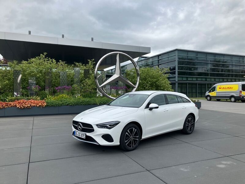 Weiß Gebraucht 2024 Mercedes CLA250e Shooting Brake Kombi | 45.090 € - Bild 1/4