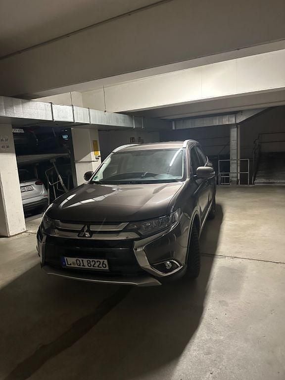 Braun Gebraucht 2018 Mitsubishi Outlander Edition SUV | 16.900 € (Fairer Preis) - Bild 1/4