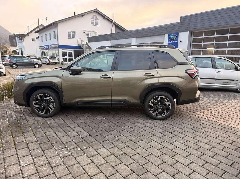 Neu Subaru Forester Active 136 PS (100 kW) 2026 Autum green metallic SUV