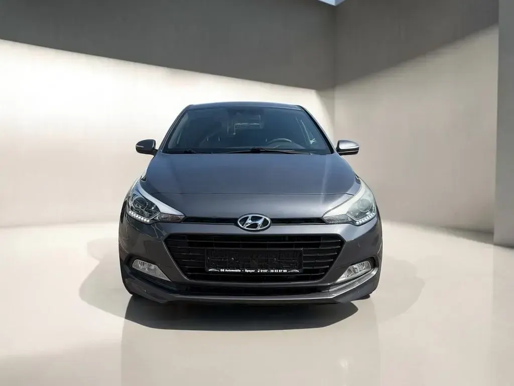 Gebraucht Hyundai i20 101 PS (74 kW) 2016 Blau Limousine