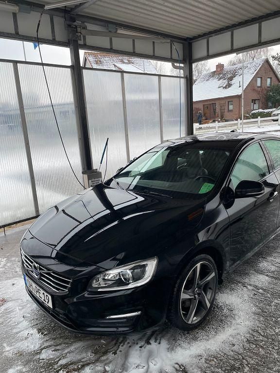 Schwarz Gebraucht 2016 Volvo S60 Linje Svart Limousine | 12.500 € (Fairer Preis) - Bild 1/4