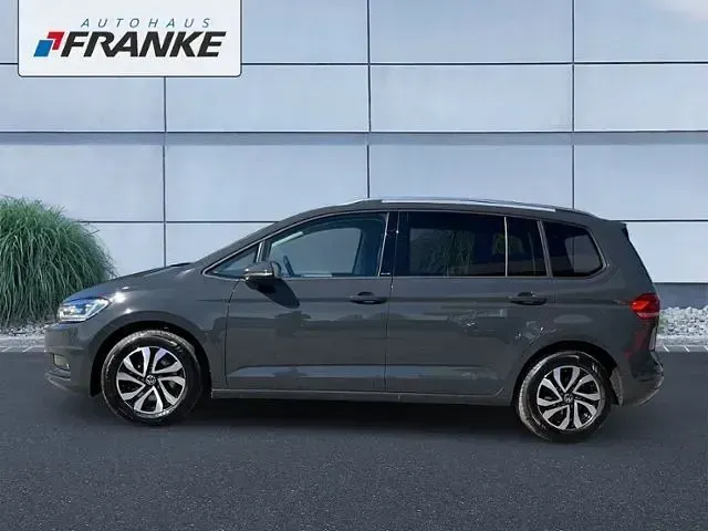 Gebraucht VW Touran Active 122 PS (89 kW) 2023 Uranograu Van / Kleinbus