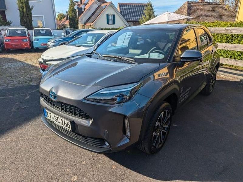 Grey metallic (metallic) Gebraucht 2022 Toyota Yaris Hybrid SUV | 23.900 € (Fairer Preis) - Bild 1/4