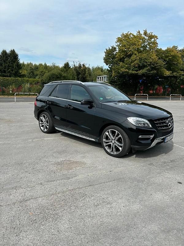 Schwarz Gebraucht 2014 Mercedes ML350 SUV | 17.999 € (Fairer Preis) - Bild 1/4