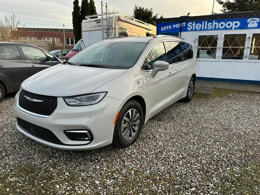Gebraucht Chrysler Pacifica Touring 264 PS (194 kW) 2021 Luxury white pearlcoat Van
