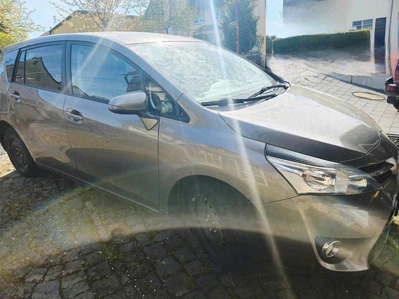 Gebraucht Toyota Verso 111 PS (81 kW) 2015 Silber Van / Kleinbus