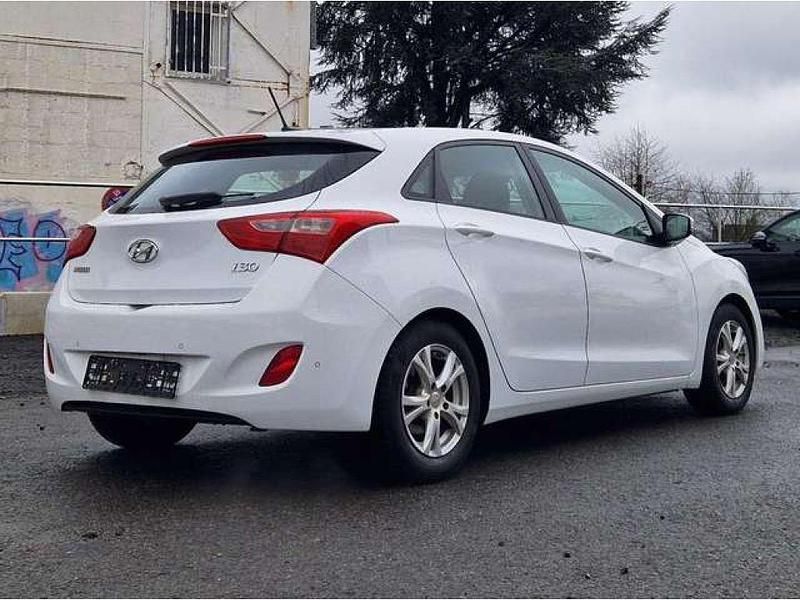 Gebraucht Hyundai i30 Trend 101 PS (74 kW) 2016 Polar white / sol Kleinwagen